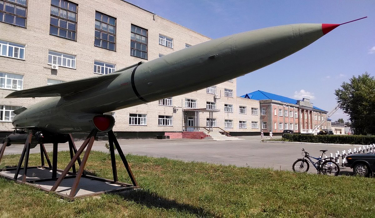 Крылатая ракета П-5 у фасада ФКП «Анозит», город Куйбышев Новосибирской области, 2011 год