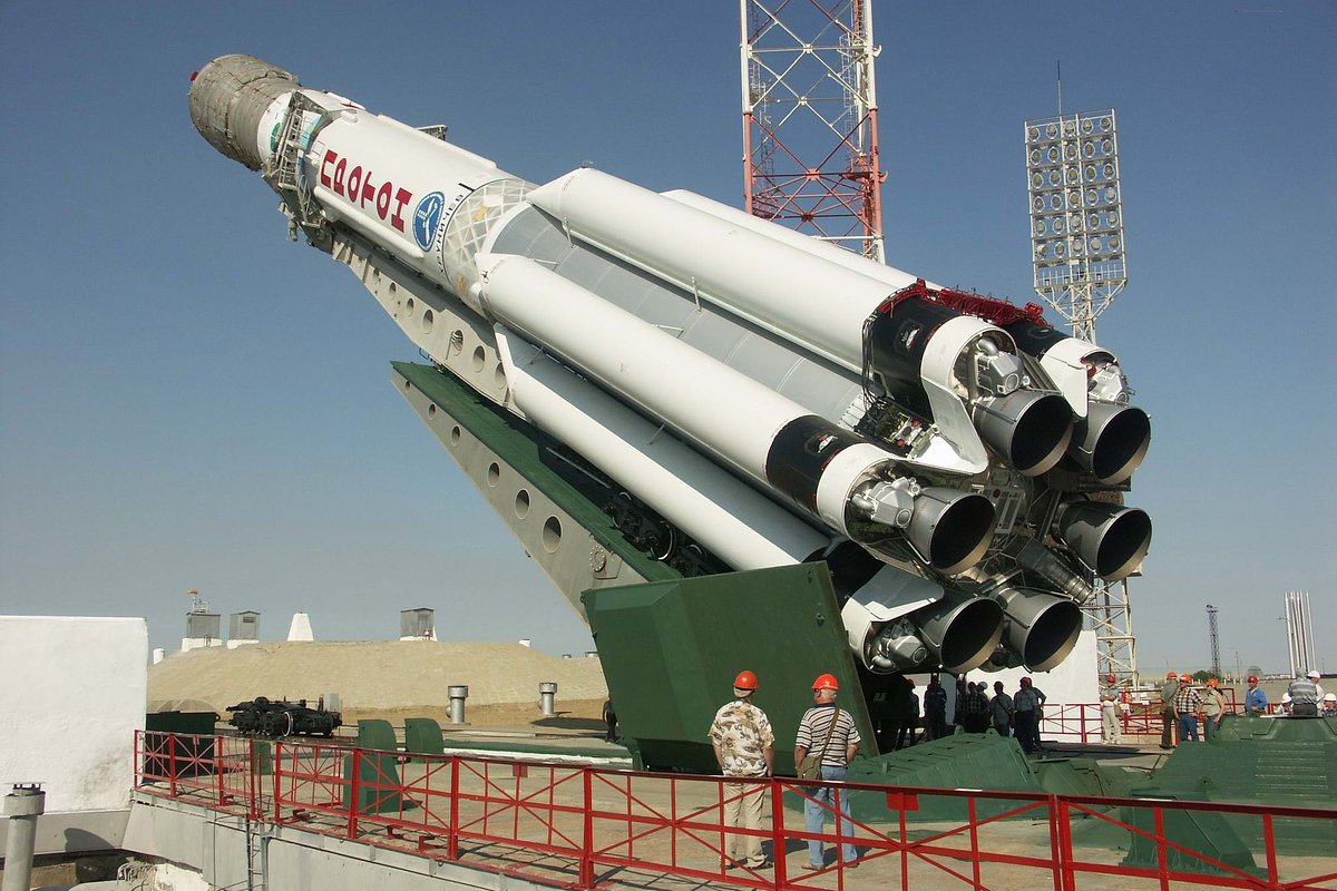 Установка ракеты-носителя «Протон-К» с казахстанским космическим спутником связи «КазСат» на стартовый комплекс космодрома Байконур