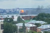 «Так страшно!» Тяжелые дроны ВСУ атаковали предприятие в Ижевске.  Мощный пожар попал на видео 