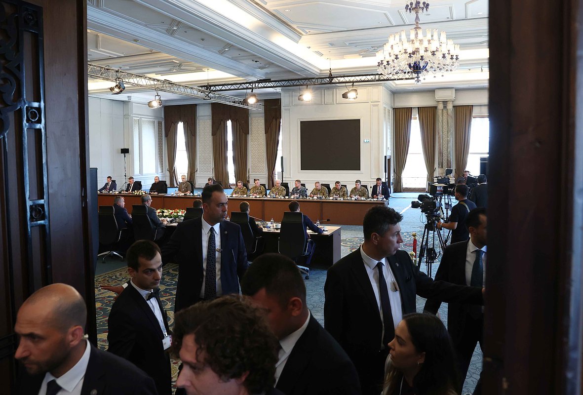Прямые переговоры между делегациями России и Украины во дворце Чираган в Стамбуле