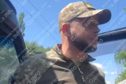 В Одессе сотрудник военкомата распылил баллончик в лицо женщине