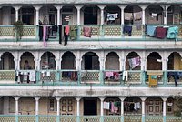 Не выходившего из дома годами мужчину нашли среди мусора 