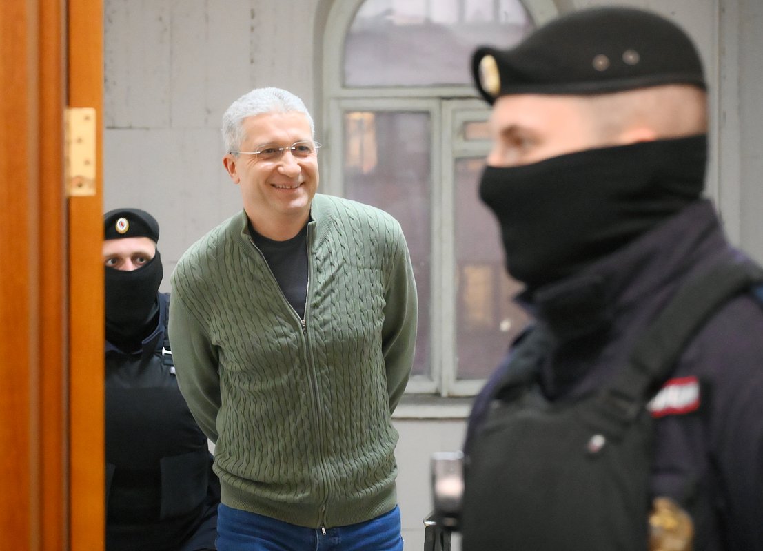 Тимура Иванова приговорили к 13 годам колонии и штрафу в 100 миллионов. Бывшего замминистра обороны лишили наград и активов