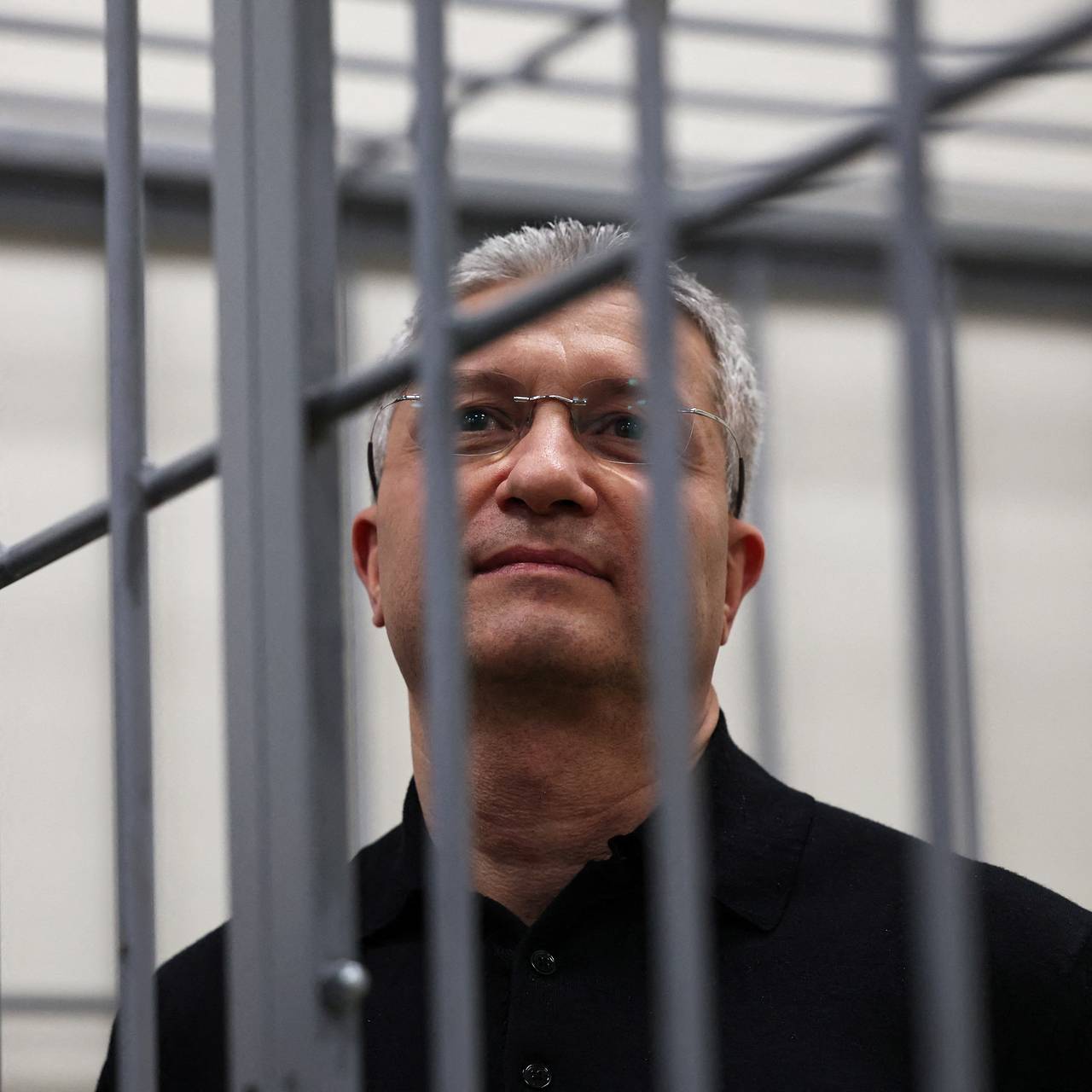 Роскошные курорты и дружба со звездами. Бывший замминистра обороны отправился в колонию на 13 лет. Как он жил и чего лишился?