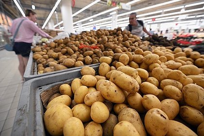 Россиянам назвали самые дорогие продукты для окрошки