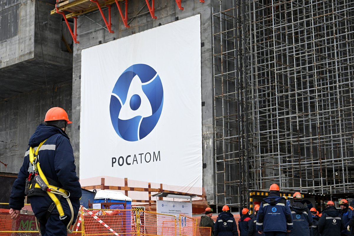 Рабочие на строительной площадке Курской атомной электростанции-2, село Макаровка, Курская область