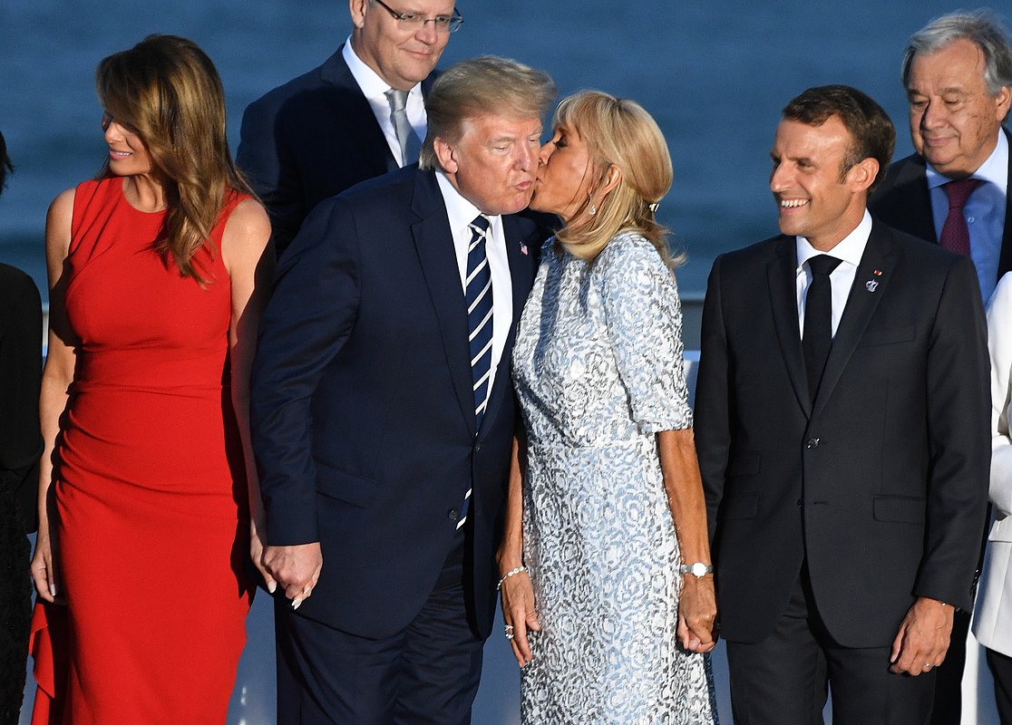 Президент США Дональд Трамп и первая леди Франции Брижит Макрон (в центре), Биарриц, 25 августа 2019 года
