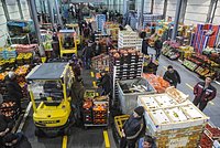 Скандал между Россией и Азербайджаном угрожает обрушить торговлю. Что пропадет из магазинов и подорожает? 