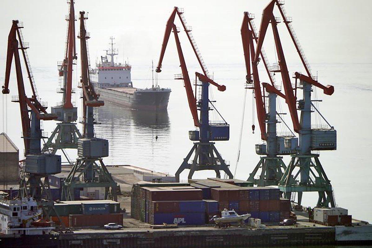 Скандал между Россией и Азербайджаном угрожает обрушить торговлю. Что пропадет из магазинов и подорожает?