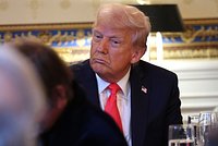 Инвесторы потратили на Трампа миллионы долларов. В ответ он угостил их водой и едой хуже, чем в самолете