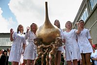 «Клизма изменила мою жизнь». Блогеры подсели на клизмы из кофе и урины. Зачем они это делают и почему не хотят верить врачам? 