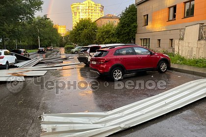 В российском городе ураганным ветром сорвало крышу фитнес-центра
