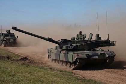 Польша нашла хитрый способ отправить Украине рекордное число танков. Какую роль в этой схеме играет дружественная России страна?