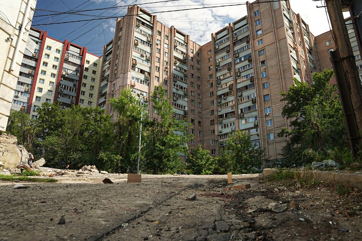 Место взрыва в центре Луганска