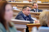 Депутата, назвавшего ХМАО исторической родиной узбеков, лишили зарплаты. Его обвинили в недостаточно эффективной работе