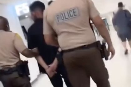 Пассажиры самолета устроили драку из-за медитации и попали на видео