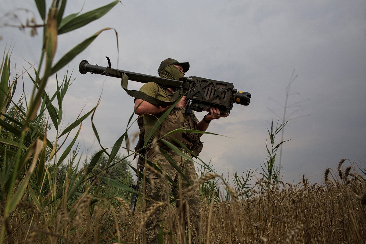 Военнослужащий ВСУ с зенитной ракетой Stinger на позиции в Николаевской области, Украина, 11 августа 2022 года
