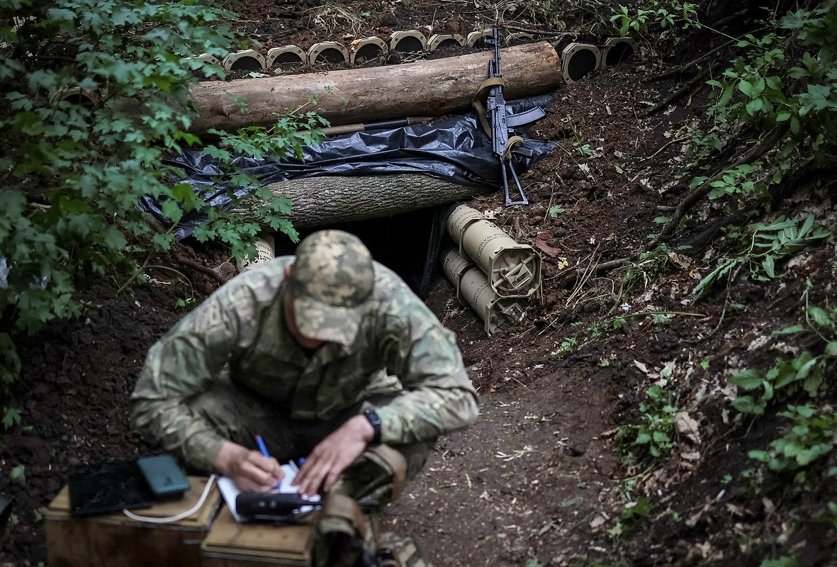 Укрытие, сделанное из упаковки для снарядов к гаубице M777, в Харьковской области, Украина, 21 июля 2022 года
