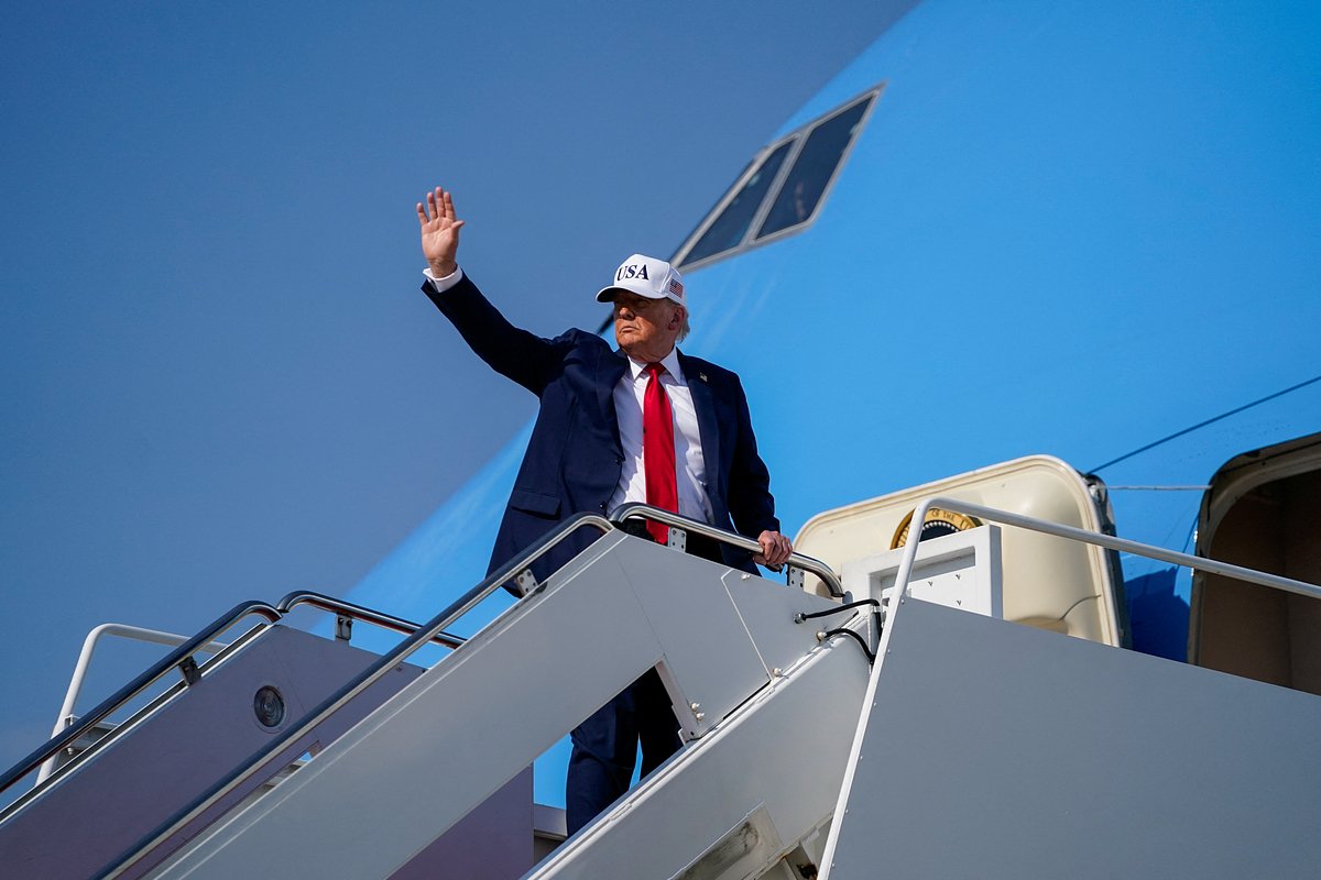 Президент США Дональд Трамп поднимается на борт самолета на базе Эндрюс, штат Мэриленд, США, 3 июля 2025 года