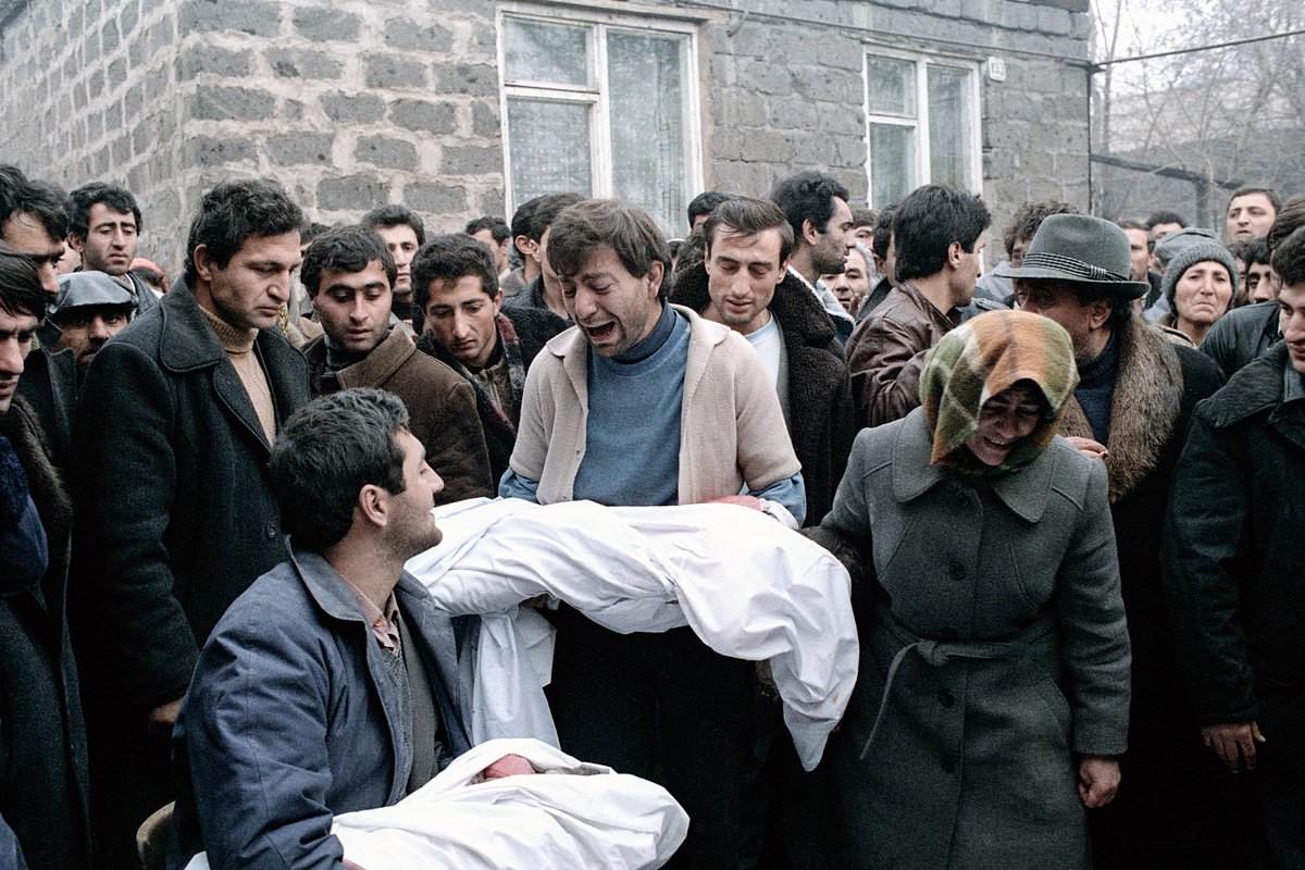 Пострадавшие в землетрясении переживают боль утраты, 10 декабря 1988 года