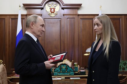 Путин вручил «Золотую звезду» вдове дважды Героя России Михаила Гудкова