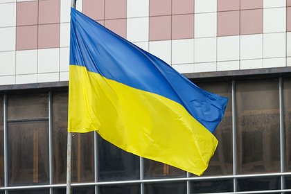 В Киеве мужчина развернул украинский флаг со свастикой