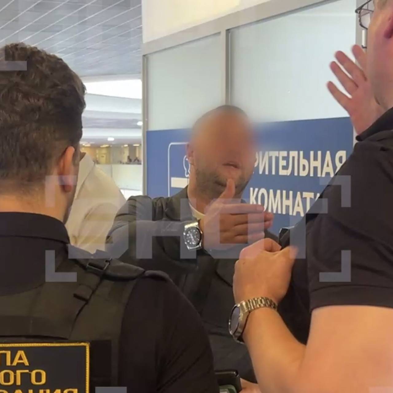 Бунтующие против платного курения пассажиры в российском аэропорту попали на видео