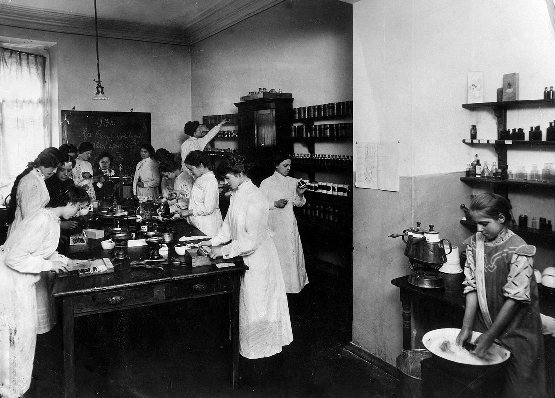Приготовление лекарственных препаратов в аптеке, Россия, 1912 год