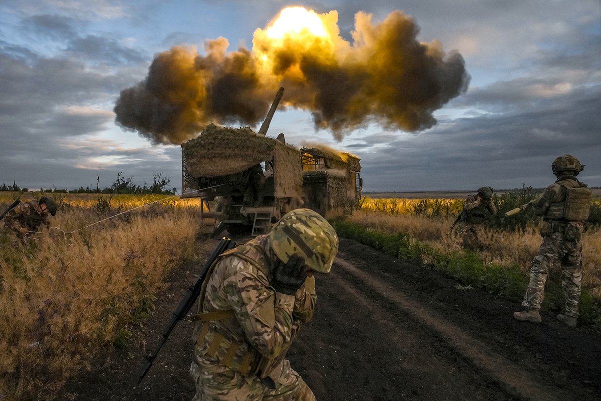 Военнослужащие группировки войск «Центр» у самоходной артиллерийской установки 2С44 «Гиацинт-К» во время боевой работы