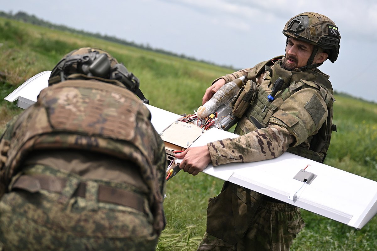 Военнослужащие расчета ударного БПЛА «Молния» группировки войск «Центр» готовят беспилотник к запуску