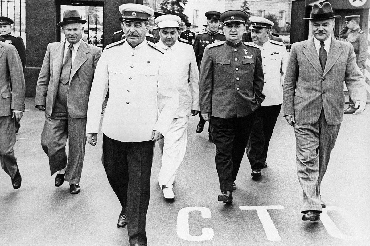 Никита Хрущев, Иосиф Сталин, Георгий Маленков, Лаврентий Берия, Вячеслав Молотов направляются на Красную площадь на парад физкультурников