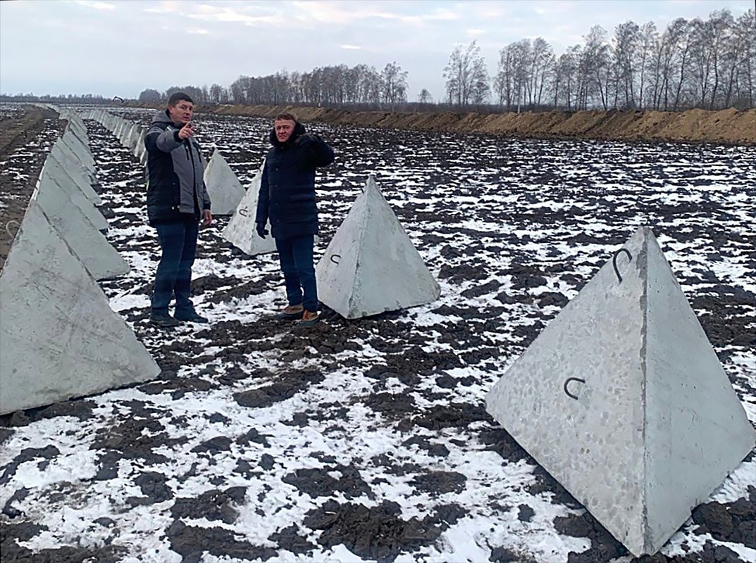 Губернатор Курской области Роман Старовойт осматривает строящиеся оборонительные сооружения засечной черты на границе с Украиной в Курской области
