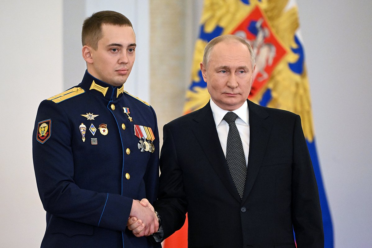Президент РФ Владимир Путин и старший лейтенант Илья Споняков на церемонии вручения медалей «Золотая Звезда» в Кремле накануне Дня Героев Отечества