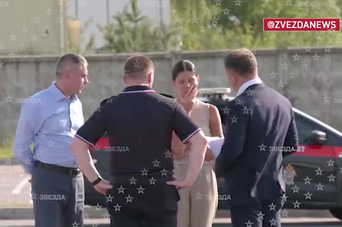 Девушка на месте обнаружения тела Старовойта