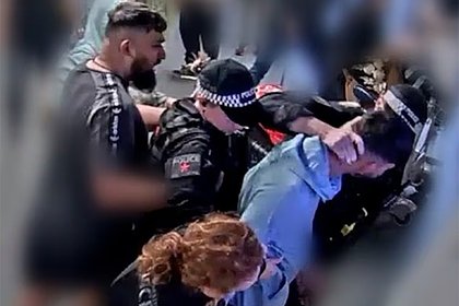 Два брата избили полицейских в аэропорту Европы и попали на видео
