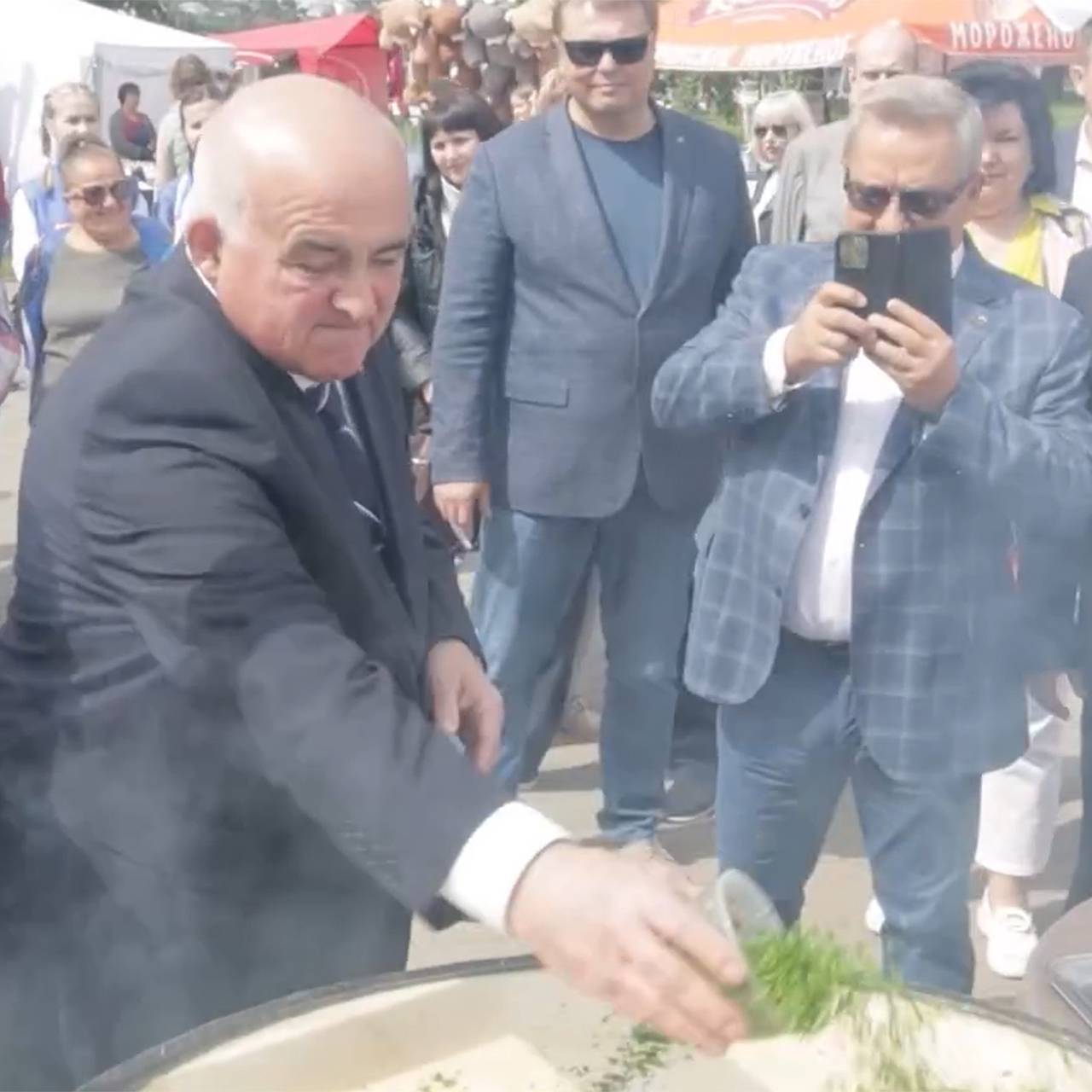 Россияне приготовили 240 килограммов похлебки и преподнесли ее губернатору