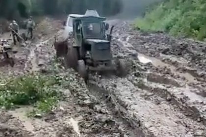Видео увязшей в российском бездорожье «Буханки» удивило иностранцев