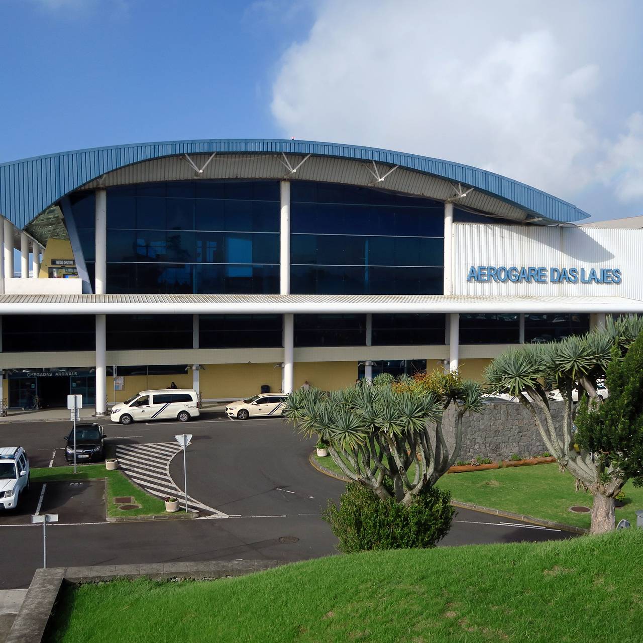 Сотни пассажиров самолета застряли на острове посреди океана из-за поломки двигателя