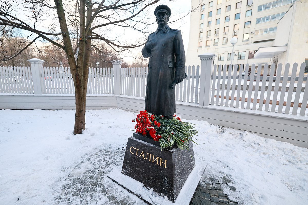 Памятник Сталину после открытия на территории филиала Вологодского государственного музея-заповедника