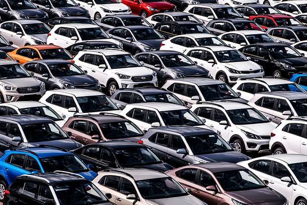 Автодилеры предлагают рекордные скидки до 450 тыс. рублей на фоне переизбытка машин