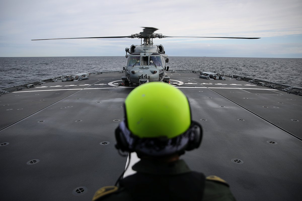 Вертолет MH-60S Военно-морских сил США с немецкого корабля Sachen во время учений Baltops 22 в Балтийском море, 6 июня 2022 года