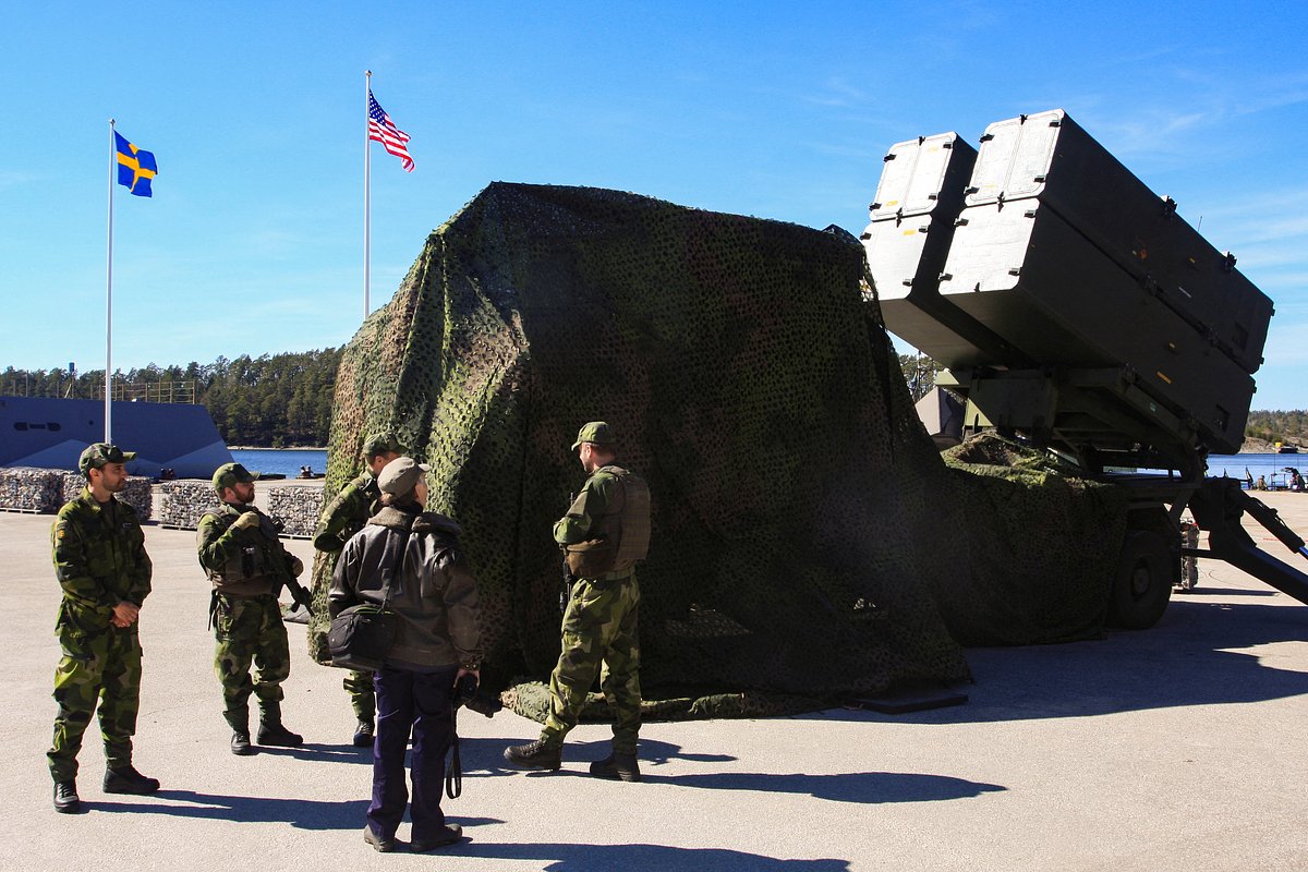 Шведские военнослужащие во время визита министра обороны США Ллойда Остина на военно-морской базе Муско, Швеция, 19 апреля 2023 года