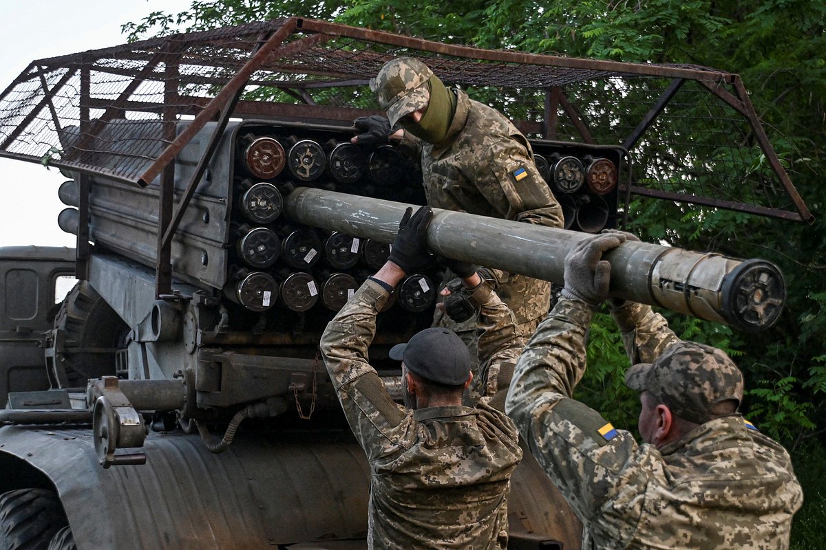 Военнослужащие 31-й отдельной механизированной бригады Вооруженных сил Украины заряжают ракету в установку залпового огня БМ-21 «Град» в Запорожской области, 6 июня 2025 года