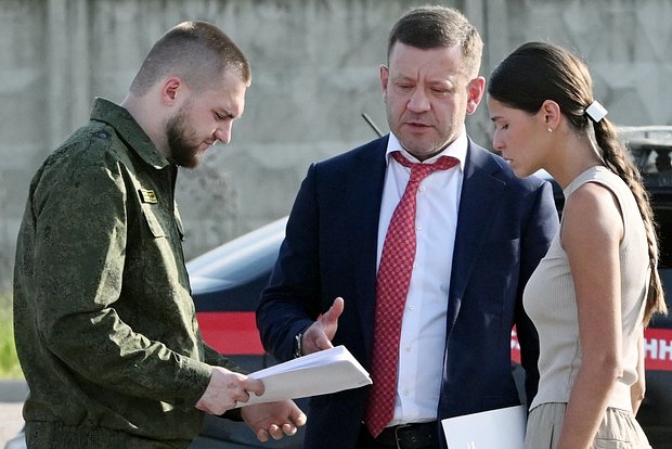 Полина Копылова (справа)