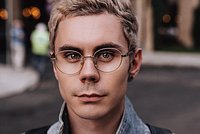 «У России свой юмор» Как абсурдный мем с российским блогером озадачил весь мир?