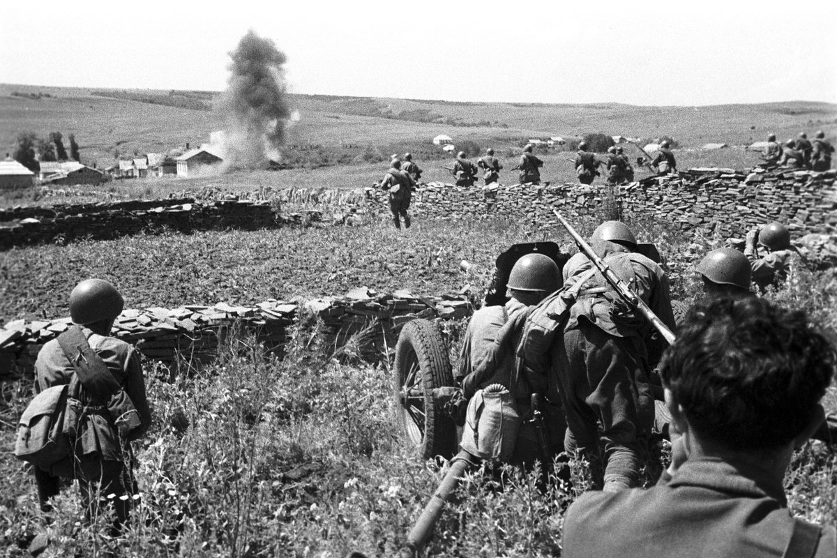 Советские солдаты ведут бой за населенный пункт на Кавказе, июль 1942 года