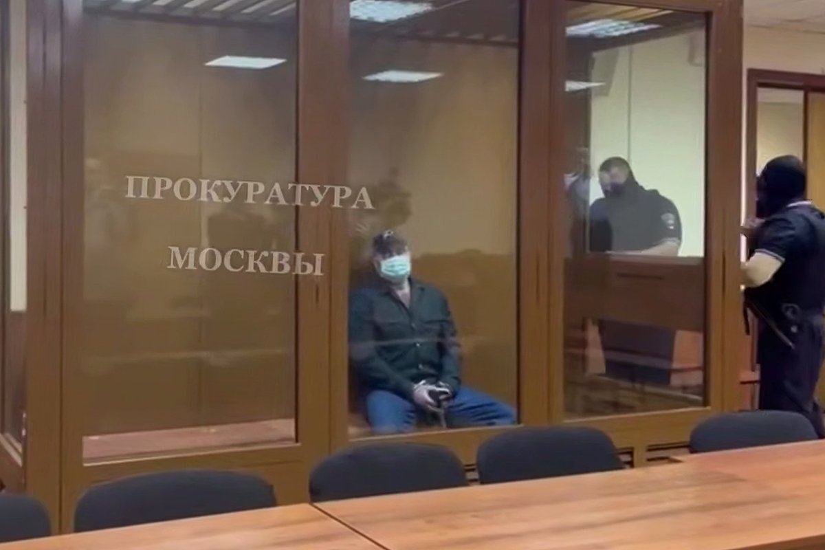 Владимир Миргород (в центре) в зале суда