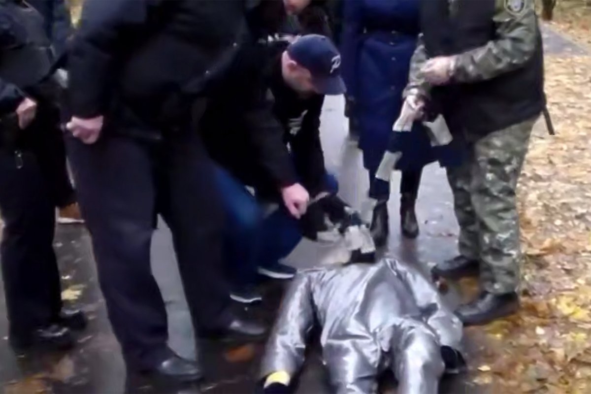 Владимир Миргород (в центре) на следственном эксперименте