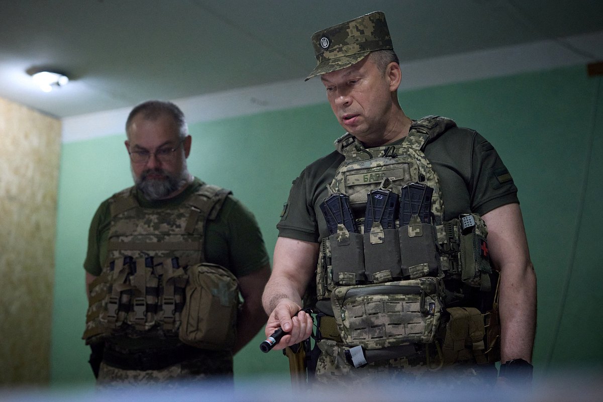 Главнокомандующий ВСУ Александр Сырский (справа)