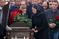 В РПЦ объяснили, почему на могиле покончившего с собой Старовойта установили крест. Прощание с экс-министром прошло без отпевания